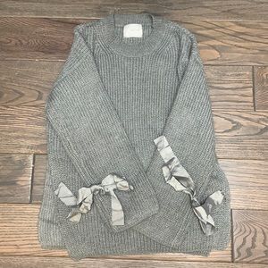 Size small Tuckernuck gray sweater with bow sleeves